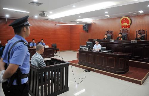 6月19日,被告人何深國在防城港市中級人民法院法庭接受審理。新華社記者 張愛林 攝