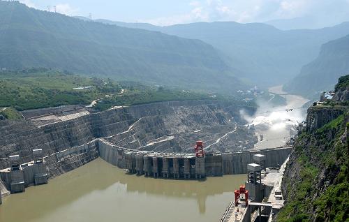 7月8日,溪洛渡水電站啟動了今年入汛以來的首次泄洪。世界第三大、我國第二大水電站溪洛渡水電站于今年6月30日實現(xiàn)全部機組投產(chǎn),7月2日起18臺機組全部開機,目前各項監(jiān)測數(shù)據(jù)顯示電站運行正常。溪洛渡水電站位于四川雷波縣與云南永善縣交界處,總裝機容量1386萬千瓦,年平均發(fā)電量571.2億千瓦時,是世界第三大、中國第二大水電站。新華社記者 楊迪 攝