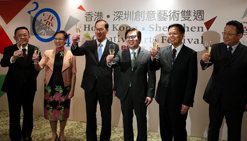 7月22日,港深兩地嘉賓共同主持“香港·深圳創(chuàng)意藝術(shù)雙周”開幕典禮。當(dāng)日,由香港藝術(shù)發(fā)展局與深圳市文體旅游局共同主辦的“香港·深圳創(chuàng)意藝術(shù)雙周”開幕典禮在香港大會堂舉行。藝術(shù)雙周是港深兩地重要的文化交流活動,旨在為香港與深圳的藝術(shù)家提供交流平臺。本屆藝術(shù)雙周邀請到超過500位香港及深圳的藝術(shù)家,為香港觀眾呈現(xiàn)橫跨各個藝術(shù)門類的8個節(jié)目。新華社記者 李鵬 攝