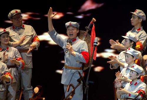 于都本地的“長(zhǎng)征源”合唱團(tuán)在于都縣體育中心演唱《長(zhǎng)征組歌》,該節(jié)目現(xiàn)已成為于都紅色旅游的一張名片(10月17日攝)。近年來(lái),江西省通過(guò)大力發(fā)展于都、瑞金兩處長(zhǎng)征出發(fā)地的紅色旅游,有效帶動(dòng)革命老區(qū)經(jīng)濟(jì)創(chuàng)收。據(jù)兩地旅游局統(tǒng)計(jì),2014年前三季度,于都旅游總接待人數(shù)109萬(wàn)人次,旅游收入8.86億元;瑞金旅游總接待人數(shù)375.2萬(wàn)人次,旅游收入12.2億元。新華社記者 陳子夏 攝