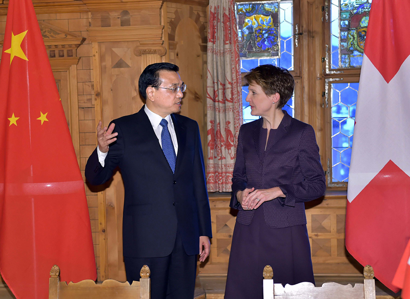 這是會談結(jié)束后,李克強與索馬魯加共同出席雙邊金融、食品、藥品、科研、人員往來等領(lǐng)域合作文件簽字儀式。