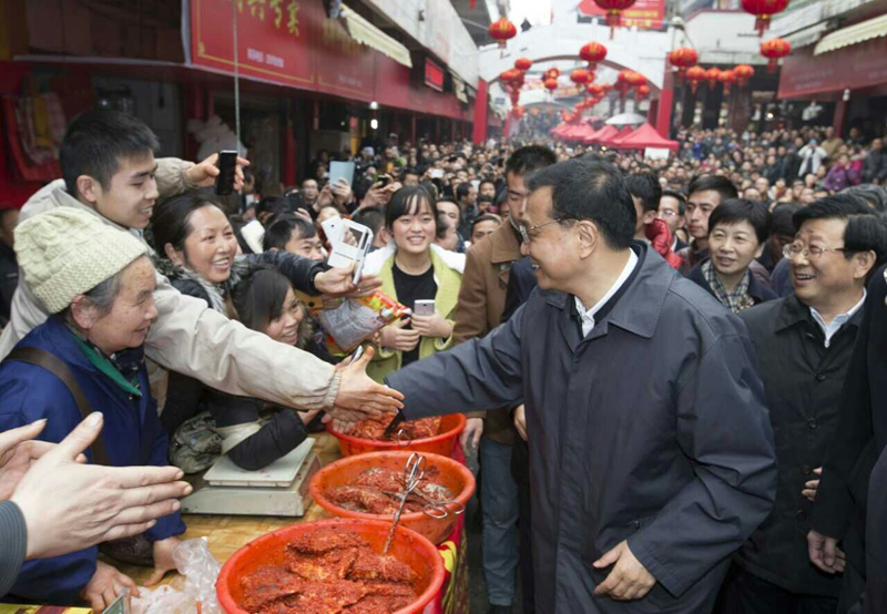 熱騰騰的糯米飯、此起彼伏的叫賣聲、摩肩接踵的趕集人。春節(jié)前貴州黎平大市場尤為熱鬧。13日現(xiàn)身這里的李克強邊看邊與群眾打招呼,詢問市場供應(yīng)、公平交易和食品安全等,100多米街市走了20多分鐘。看著燈籠、春聯(lián)和各色年貨,總理贊嘆:還是縣城年味濃??!
