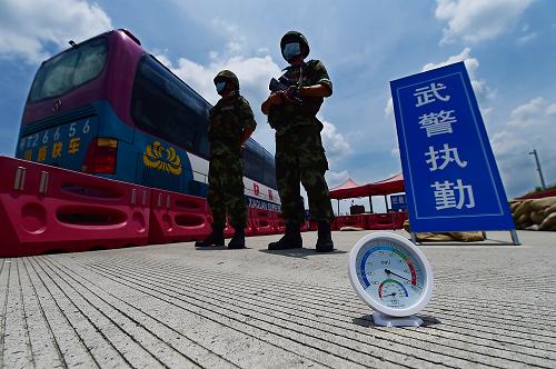 7月14日中午,兩名戰(zhàn)士在廣東省云浮市省際榃濱卡口檢查站站崗執(zhí)勤,溫度計顯示當時溫度接近50攝氏度。當日,武警廣東省邊防總隊機動支隊官兵冒著近50攝氏度的地面溫度,在廣東省云浮市省際榃濱卡口檢查站執(zhí)勤,開展查緝管控任務。
