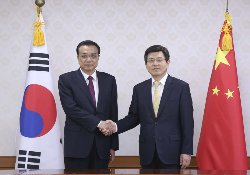 當?shù)貢r間2日上午,李克強總理在韓國政府大樓會見韓國國務(wù)總理黃教安。李克強說,我此次訪韓實現(xiàn)了兩國關(guān)系“百尺竿頭,更進一步”。希望今后中韓要進一步加強各領(lǐng)域務(wù)實合作,推動兩國關(guān)系百尺竿頭更進兩步三步。