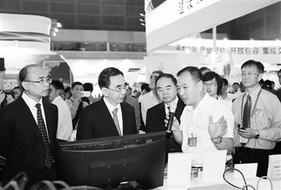 圖為廣東省省長(zhǎng)朱小丹(左二)和深圳市市長(zhǎng)許勤(左一)在聽取項(xiàng)目介紹。