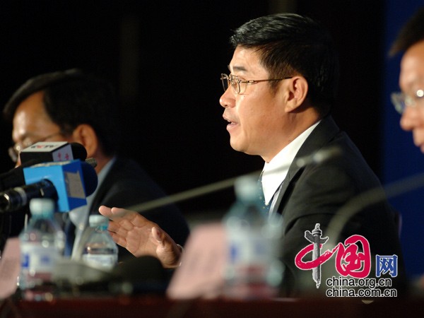 中國銀監(jiān)會定于2014年4月21日(星期一)上午10時在中國銀監(jiān)會302會議室舉行新聞發(fā)布會,請?zhí)幹梅欠Y部際聯(lián)席會議辦公室主任劉張君、最高人民法院刑三庭副庭長羅國良、最高人民檢察院法律政策研究室副主任韓耀元、公安部經(jīng)濟犯罪偵查局副局長韓浩介紹防范打擊非法集資有關工作情況,并答記者問。圖為處置非法集資部際聯(lián)席會議辦公室主任劉張君答記者問。中國網(wǎng) 寇萊昂 攝