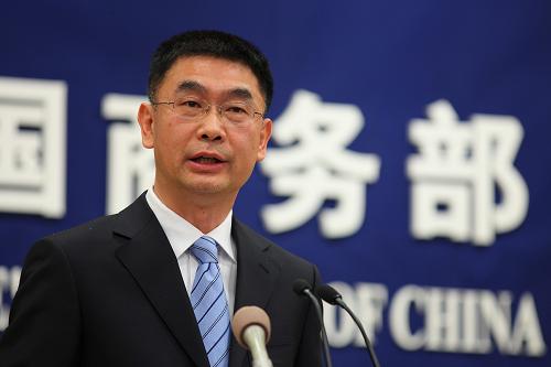 1月18日,商務(wù)部新聞發(fā)言人姚堅在新聞發(fā)布會上介紹情況。當(dāng)日,商務(wù)部在北京舉行的2011年首場例行新聞發(fā)布會發(fā)布數(shù)據(jù),2010年全國累計吸收外資1057.4億美元,同比增長17.4%。新華社記者 邢廣利 攝