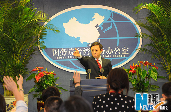 2009年1月21日上午10:00 ,國務(wù)院臺灣事務(wù)辦公室舉行例行新聞發(fā)布會,新華網(wǎng)進行現(xiàn)場直播。圖為國務(wù)院臺灣事務(wù)辦公室新聞發(fā)言人楊毅主持發(fā)布會。新華網(wǎng) 文濤攝