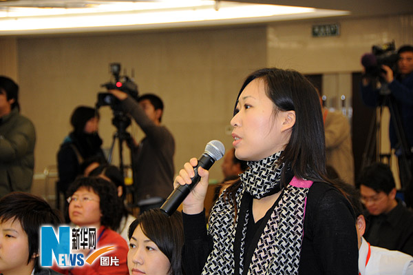 2009年1月21日上午10:00 ,國務(wù)院臺灣事務(wù)辦公室舉行例行新聞發(fā)布會,新華網(wǎng)進行現(xiàn)場直播。圖為新華社記者提問。新華網(wǎng) 文濤攝