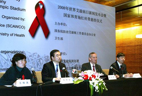 11月30日,2008年世界艾滋病日新聞發(fā)布會(huì)主辦方在發(fā)布會(huì)現(xiàn)場(chǎng)。當(dāng)日,國(guó)務(wù)院防治艾滋病工作委員會(huì)辦公室等單位在北京舉行“2008年世界艾滋病日新聞發(fā)布會(huì)暨國(guó)家體育場(chǎng)紅絲帶懸掛儀式”,旨在倡導(dǎo)人們關(guān)心、支持艾滋病病毒感染者和病人,進(jìn)一步動(dòng)員全社會(huì)參與艾滋病防治工作。2008年12月1日是第21個(gè)世界艾滋病日,此次艾滋病日的宣傳主題為“遏制艾滋,履行承諾”。新華社記者 孟麗靜 攝
