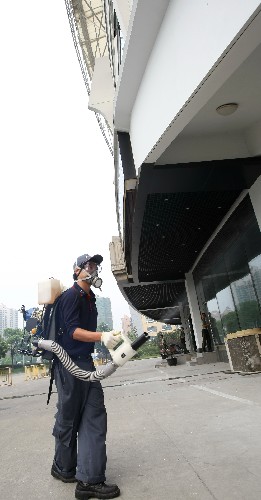 7月21日,參加演練的應(yīng)急隊員在上海市源深體育場噴灑藥物。新華社發(fā)
