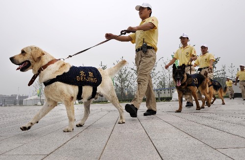 7月27日,搜爆隊(duì)出發(fā)準(zhǔn)備對奧林匹克公園進(jìn)行搜爆排查。新華社記者 李紫恒 攝