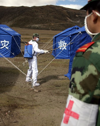 10月7日,武警西藏總隊(duì)直屬支隊(duì)的戰(zhàn)士在當(dāng)雄縣羊易村進(jìn)行防疫消毒。新華社發(fā)(趙艷志 攝)