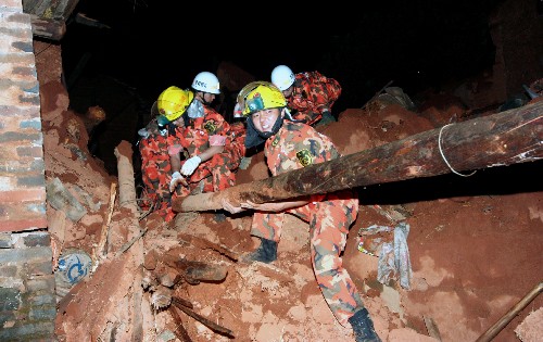 8月31日凌晨,消防官兵在會理縣黎溪鎮(zhèn)新橋村廢墟中搜救被埋群眾。8月30日16時30分,四川攀枝花市仁和區(qū)、涼山彝族自治州會理縣交界處發(fā)生6.1級地震。四川消防部隊第一時間分3批次趕赴震中,深入近20個鄉(xiāng)鎮(zhèn),搜救被困群眾、全力抗震救災(zāi)。截至31日10時20分,成功挖出4名被土墻埋壓的群眾。 新華社發(fā)(鄒森 攝)