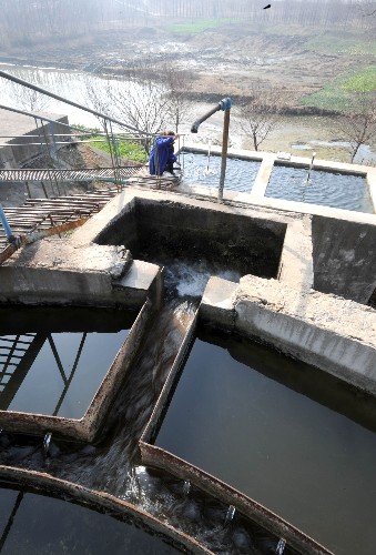 2月27日,湖北省潛江市漁洋鎮(zhèn)自來水廠恢復(fù)供水。 當(dāng)日,因漢江流域部分河段水體變化被迫停止供水的湖北潛江、監(jiān)利停水鄉(xiāng)鎮(zhèn)全部恢復(fù)供水。 24日以來,由于湖北省潛江市、監(jiān)利縣發(fā)現(xiàn)境內(nèi)東荊河、興隆河、田關(guān)河河水變色,因懷疑飲水水源受到污染,部分自來水廠停止供水或改用應(yīng)急水源供水,10多萬居民用水受到影響。 27日凌晨,湖北省環(huán)保局檢測分析結(jié)果顯示,湖北省潛江、監(jiān)利漢江流域部分河段發(fā)生水體變化的主要原因是硅藻(以小環(huán)藻為主)過量繁殖,導(dǎo)致漢江局部河段出現(xiàn)硅藻水華現(xiàn)象。專家表示,小環(huán)藻本身不含有毒物質(zhì),不影響居民生活、生產(chǎn)用水。 新華社記者 程敏 攝