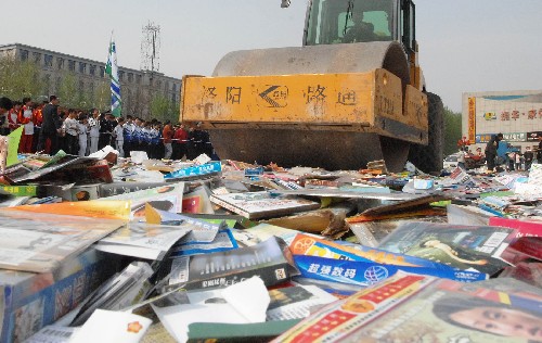 4月20日,一輛壓路機(jī)在碾壓盜版音像制品。當(dāng)日,吉林省舉行集中銷毀侵權(quán)盜版及非法出版物活動(dòng),從省內(nèi)各地收繳來的90萬余件盜版及非法出版的圖書報(bào)刊、音像制品等被集中銷毀。 新華社記者 徐家軍 攝