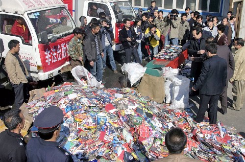 4月20日,新疆新聞出版、文化等有關(guān)部門在烏魯木齊聯(lián)合銷毀38萬件非法出版物。 新華社記者 趙戈 攝
