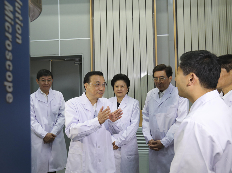 （資料圖）2015年5月7日，李克強與中科院院士和青年科學家代表交談時說，大眾創(chuàng)業(yè)、萬眾創(chuàng)新的興起為廣大科技人員施展才華提供了更加廣闊的舞臺，要瞄準世界科技前沿，對接經(jīng)濟社會發(fā)展新需求，坐得住、鉆得進、研得深，加強科技成果轉化，在創(chuàng)新發(fā)展和全球競爭中爭做領跑者。