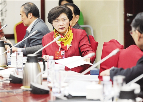 3月12日上午，全國(guó)政協(xié)科協(xié)界舉行小組會(huì)議。李蘭娟委員強(qiáng)調(diào)要加大疾病防控力度。李樹貴 攝