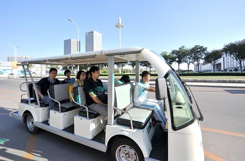 9月9日,與會人員乘坐電動車前往會場。新華社記者 張晨霖 攝