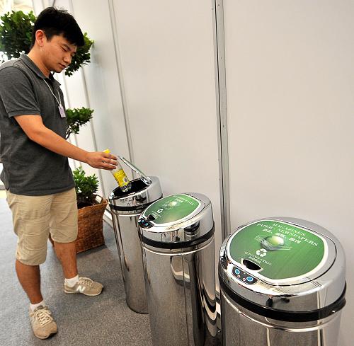 9月9日,一名與會人員往自動感應分類垃圾箱投放垃圾。新華社記者 張晨霖 攝