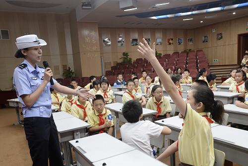 9月5日,在北京實驗二小安全教育課堂上,一名交通警察為小學生講解道路安全知識。當日,“安全出行好成長”兒童道路安全教育活動課在北京第二實驗小學舉行,學生們通過參與“交通標志多米諾骨牌”游戲、課堂討論等方式,學習交通安全知識,增強安全意識。新華社記者 劉杰 攝