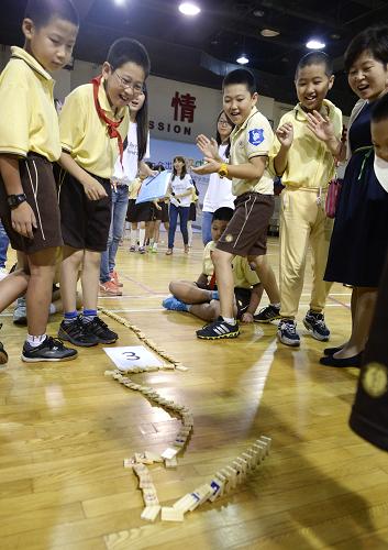 9月5日,北京實驗二小的學生在體驗“交通標志多米諾骨牌”游戲。新華社記者 劉杰 攝