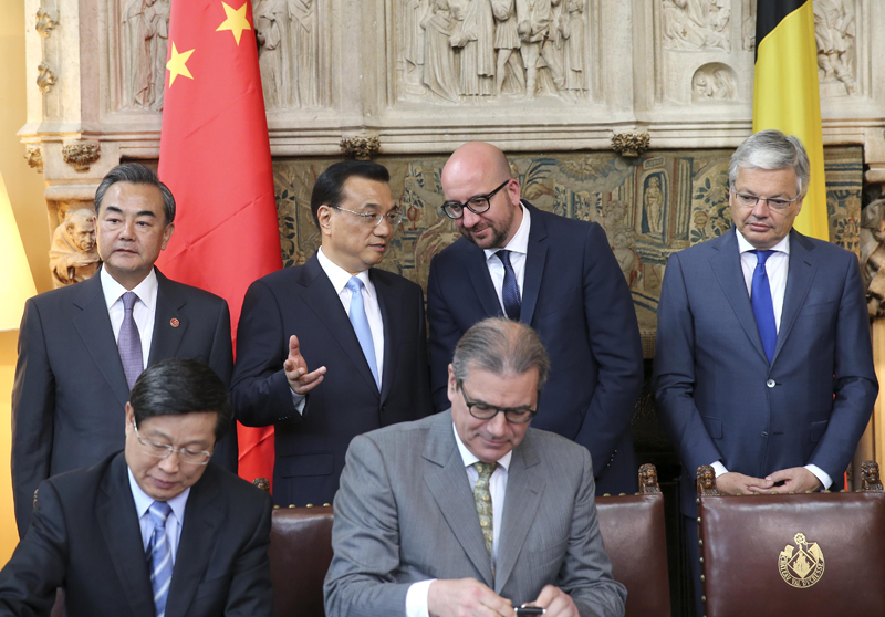 李克強(qiáng)總理29日上午在布魯塞爾與比利時(shí)首相米歇爾會(huì)談時(shí)強(qiáng)調(diào),中方鼓勵(lì)兩國金融機(jī)構(gòu)開展戰(zhàn)略性合作,為實(shí)體經(jīng)濟(jì)合作提供更強(qiáng)有力的支持;在非洲及其他地區(qū)開展三方國際產(chǎn)能和裝備制造業(yè)合作,推進(jìn)當(dāng)?shù)毓I(yè)化進(jìn)程。