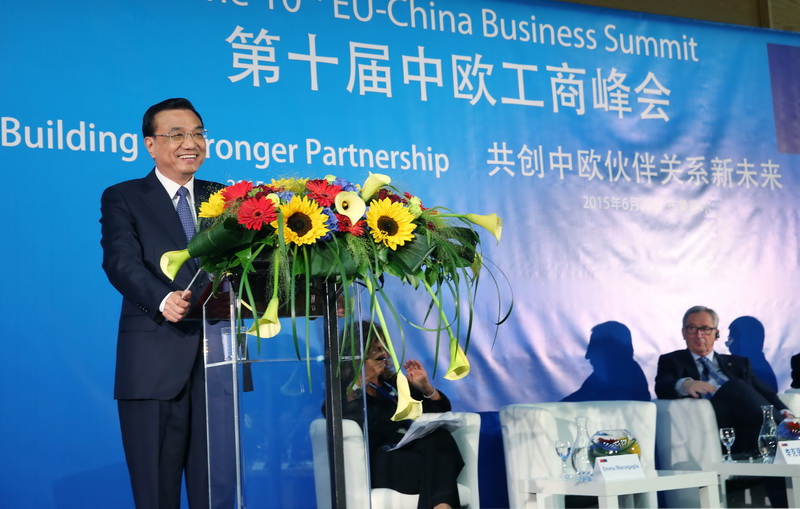 李克強總理29日在第十屆中歐工商峰會上發(fā)表演講時說,中國一貫支持歐洲一體化進程,希望看到一個繁榮的歐洲、團結的歐盟、強大的歐元。中方愿意見到希臘留在歐元區(qū),希望國際債權人和希臘盡快達成協(xié)議,使希臘和歐盟都能度過這場危機,中國愿為此發(fā)揮建設性作用。