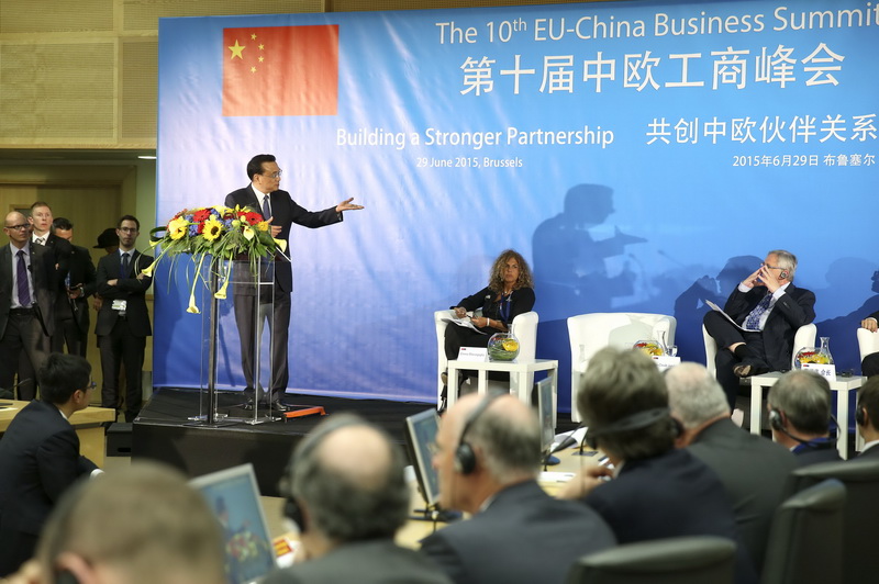 李克強總理29日在第十屆中歐工商峰會上發(fā)表演講時說,中國一貫支持歐洲一體化進程,希望看到一個繁榮的歐洲、團結的歐盟、強大的歐元。中方愿意見到希臘留在歐元區(qū),希望國際債權人和希臘盡快達成協(xié)議,使希臘和歐盟都能度過這場危機,中國愿為此發(fā)揮建設性作用。