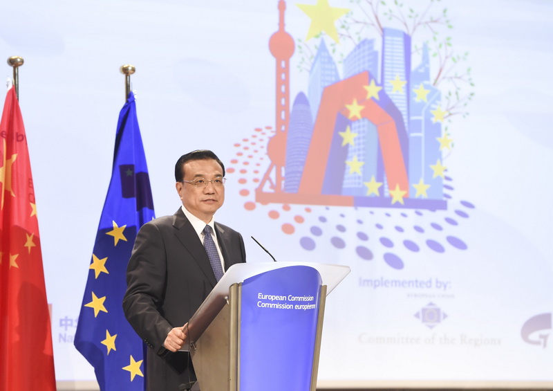 李克強(qiáng)總理29日出席2015中歐城鎮(zhèn)化伙伴關(guān)系論壇時表示,中國正進(jìn)行人類歷史上最大規(guī)模的城鎮(zhèn)化,歐洲是人類城市建設(shè)發(fā)源最早的區(qū)域之一。中國愿學(xué)習(xí)借鑒歐洲在城市地下設(shè)施、智慧城市、低碳城市建設(shè)等方面的經(jīng)驗,愿在城鎮(zhèn)化進(jìn)程中與歐洲結(jié)伴而行。