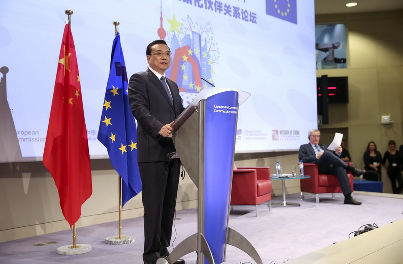 李克強(qiáng)總理29日出席2015中歐城鎮(zhèn)化伙伴關(guān)系論壇時表示,中國正進(jìn)行人類歷史上最大規(guī)模的城鎮(zhèn)化,歐洲是人類城市建設(shè)發(fā)源最早的區(qū)域之一。中國愿學(xué)習(xí)借鑒歐洲在城市地下設(shè)施、智慧城市、低碳城市建設(shè)等方面的經(jīng)驗,愿在城鎮(zhèn)化進(jìn)程中與歐洲結(jié)伴而行。