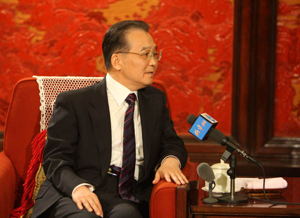 12月27日,中共中央政治局常委、國務(wù)院總理溫家寶在北京中南海紫光閣接受新華社記者獨(dú)家專訪,就當(dāng)前經(jīng)濟(jì)形勢、明年經(jīng)濟(jì)工作和其他問題回答記者提問。 新華社記者 姚大偉 攝