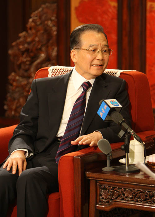 12月27日,中共中央政治局常委、國務(wù)院總理溫家寶在北京中南海紫光閣接受新華社記者獨(dú)家專訪,就當(dāng)前經(jīng)濟(jì)形勢、明年經(jīng)濟(jì)工作和其他問題回答記者提問。 新華社記者 姚大偉 攝