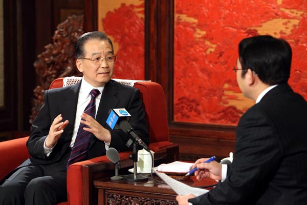12月27日,中共中央政治局常委、國(guó)務(wù)院總理溫家寶在北京中南海紫光閣接受新華社記者獨(dú)家專訪,就當(dāng)前經(jīng)濟(jì)形勢(shì)、明年經(jīng)濟(jì)工作和其他問題回答記者提問。 新華社記者 姚大偉 攝