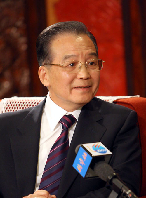 12月27日,中共中央政治局常委、國務(wù)院總理溫家寶在北京中南海紫光閣接受新華社記者獨(dú)家專訪,就當(dāng)前經(jīng)濟(jì)形勢、明年經(jīng)濟(jì)工作和其他問題回答記者提問。 新華社記者 姚大偉 攝