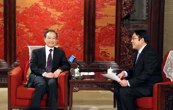 12月27日,中共中央政治局常委、國(guó)務(wù)院總理溫家寶在北京中南海紫光閣接受新華社記者獨(dú)家專訪,就當(dāng)前經(jīng)濟(jì)形勢(shì)、明年經(jīng)濟(jì)工作和其他問題回答記者提問。 新華社記者 姚大偉 攝