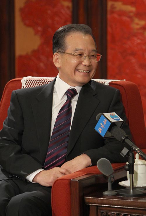 12月27日,中共中央政治局常委、國務(wù)院總理溫家寶在北京中南海紫光閣接受新華社記者獨(dú)家專訪,就當(dāng)前經(jīng)濟(jì)形勢、明年經(jīng)濟(jì)工作和其他問題回答記者提問。 新華社記者 姚大偉 攝