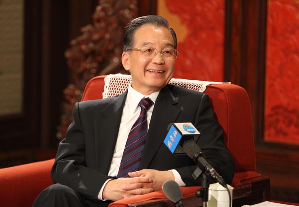12月27日,中共中央政治局常委、國務(wù)院總理溫家寶在北京中南海紫光閣接受新華社記者獨(dú)家專訪,就當(dāng)前經(jīng)濟(jì)形勢、明年經(jīng)濟(jì)工作和其他問題回答記者提問。 新華社記者 姚大偉 攝