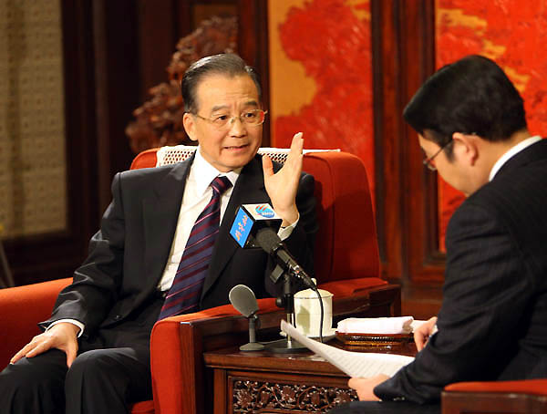 12月27日,中共中央政治局常委、國(guó)務(wù)院總理溫家寶在北京中南海紫光閣接受新華社記者獨(dú)家專訪,就當(dāng)前經(jīng)濟(jì)形勢(shì)、明年經(jīng)濟(jì)工作和其他問題回答記者提問。 新華社記者 姚大偉 攝