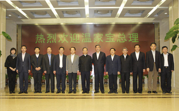 2月27日,中共中央政治局常委、國(guó)務(wù)院總理溫家寶接受中國(guó)政府網(wǎng)和新華網(wǎng)的聯(lián)合專訪,與海內(nèi)外網(wǎng)友在線交流后,來(lái)到新華通訊社新聞大廈,看望新華社工作人員。 新華社記者 邢廣利 攝