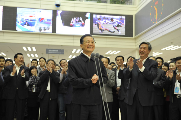 2月27日,中共中央政治局常委、國務院總理溫家寶接受中國政府網(wǎng)和新華網(wǎng)的聯(lián)合專訪,與海內外網(wǎng)友在線交流后,來到新華通訊社新聞大廈,看望新華社工作人員。新華社記者 魯鵬 攝