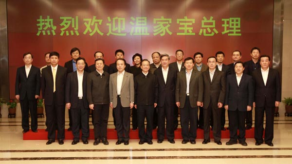 2月27日,中共中央政治局常委、國務院總理溫家寶接受中國政府網(wǎng)和新華網(wǎng)的聯(lián)合專訪,與海內外網(wǎng)友在線交流后,來到新華通訊社新聞大廈,看望技術保障人員。新華社記者 龐興雷 攝