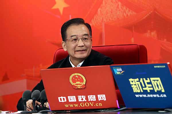 2月27日下午3時(shí),中共中央政治局常委、國務(wù)院總理溫家寶接受中國政府網(wǎng)、新華網(wǎng)聯(lián)合專訪,與廣大網(wǎng)友在線交流。新華社記者 劉衛(wèi)兵 攝