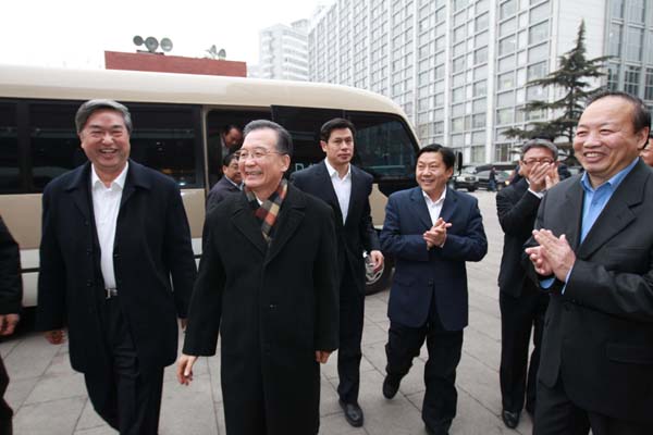 2月27日,中共中央政治局常委、國務(wù)院總理溫家寶接受中國政府網(wǎng)和新華網(wǎng)的聯(lián)合專訪,與海內(nèi)外網(wǎng)友在線交流后,來到新華通訊社新聞大廈,看望新華社工作人員。 新華社記者 龐興雷 攝