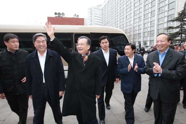 2月27日,中共中央政治局常委、國務(wù)院總理溫家寶接受中國政府網(wǎng)和新華網(wǎng)的聯(lián)合專訪,與海內(nèi)外網(wǎng)友在線交流后,來到新華通訊社新聞大廈,看望新華社工作人員。新華社記者 龐興雷 攝
