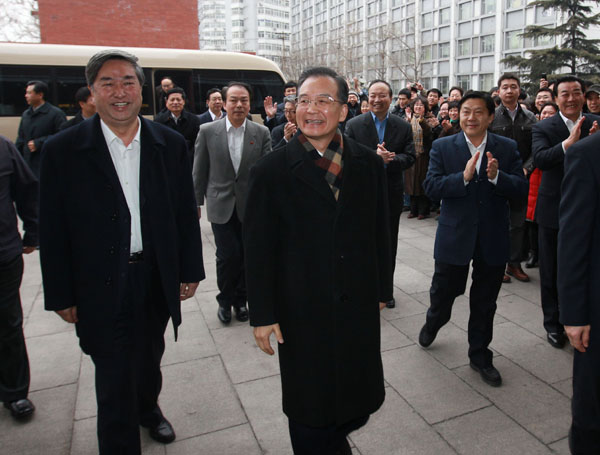 2月27日,中共中央政治局常委、國務(wù)院總理溫家寶接受中國政府網(wǎng)和新華網(wǎng)的聯(lián)合專訪,與海內(nèi)外網(wǎng)友在線交流后,來到新華通訊社新聞大廈,看望新華社工作人員。新華社記者 龐興雷 攝