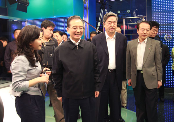 2月27日,中共中央政治局常委、國務(wù)院總理溫家寶接受中國政府網(wǎng)和新華網(wǎng)的聯(lián)合專訪,與海內(nèi)外網(wǎng)友在線交流后,來到新華通訊社新聞大廈,看望新華社工作人員。新華社記者 龐興雷 攝