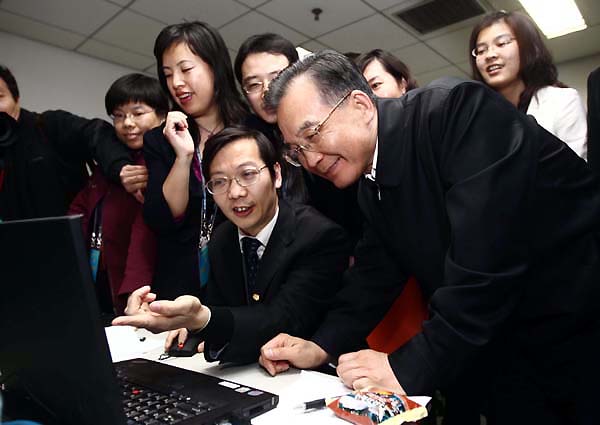 2月27日,中共中央政治局常委、國務(wù)院總理溫家寶接受中國政府網(wǎng)和新華網(wǎng)的聯(lián)合專訪,與海內(nèi)外網(wǎng)友在線交流。訪談結(jié)束后,溫家寶來到中國政府網(wǎng)、新華網(wǎng)辦公室看望編輯記者,與編輯們一同觀看網(wǎng)上的訪談情況。新華社記者 劉衛(wèi)兵 攝