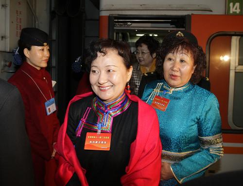 3月1日,來自內(nèi)蒙古自治區(qū)的全國政協(xié)委員杜梅(左)和莎娜(右)走下火車。當日,來自內(nèi)蒙古自治區(qū)的全國政協(xié)委員抵達北京西站。新華社記者 邢廣利 攝
